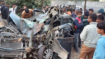 Four people died in Saharanpur: Two bodies fell out of the car as soon as it collided with a pillar