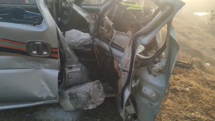 Ambikapur: बालू लदे टिपर ने इको कार को मारी टक्कर, ससुर-दामाद गंभीर रूप से घायल