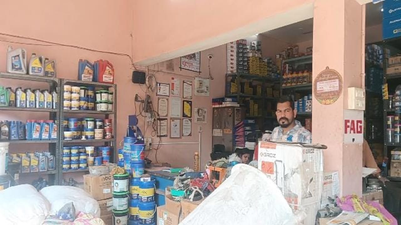 इसी दुकान को चोरों ने बनाया निशाना
