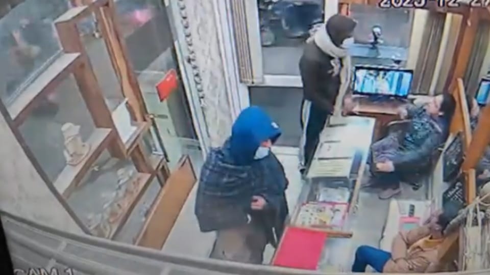 Masked men broke into jewelry shop jeweler showed bravery and prevented robbery in Jalandhar see video