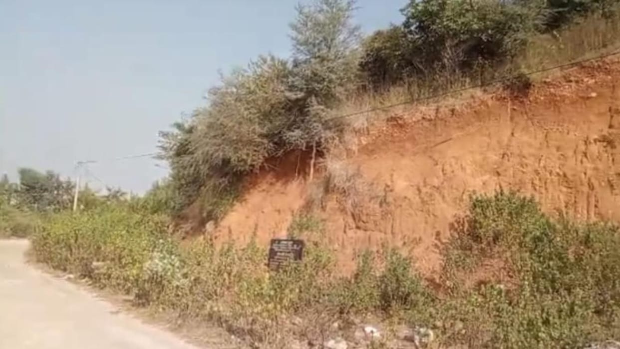 Jhansi: Buildings being constructed by cutting hills, endangering the environment