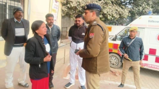 Unnao People kept filming the incident while the older brother stabbed his younger brother with a knife