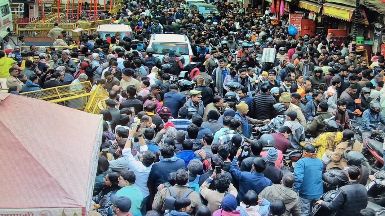 Varanasi Travel Guide Tips to follow Visiting Kashi Vishwanath Temple Crowd Safety Guidelines