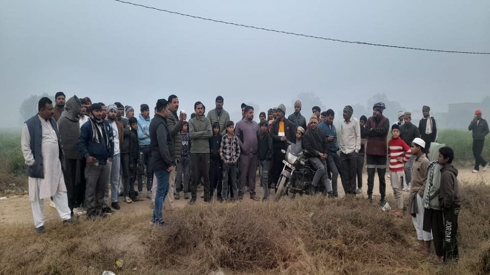 Fighting and stone pelting between two sides during cricket match