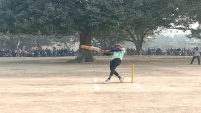 Kaushambi: Police beat up a player in a cricket tournament, after the ruckus the CO fled the field