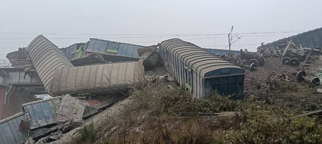 मालगाड़ी के डिब्बे पटरी से उतरे