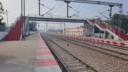मुरसान रेलवे स्टेशन पर तैयार किया गया फुट ओवरब्रिज