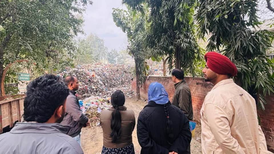 नगर कौंसिल दफ्तर जगरांव के बाहर कूड़े का ढेर।