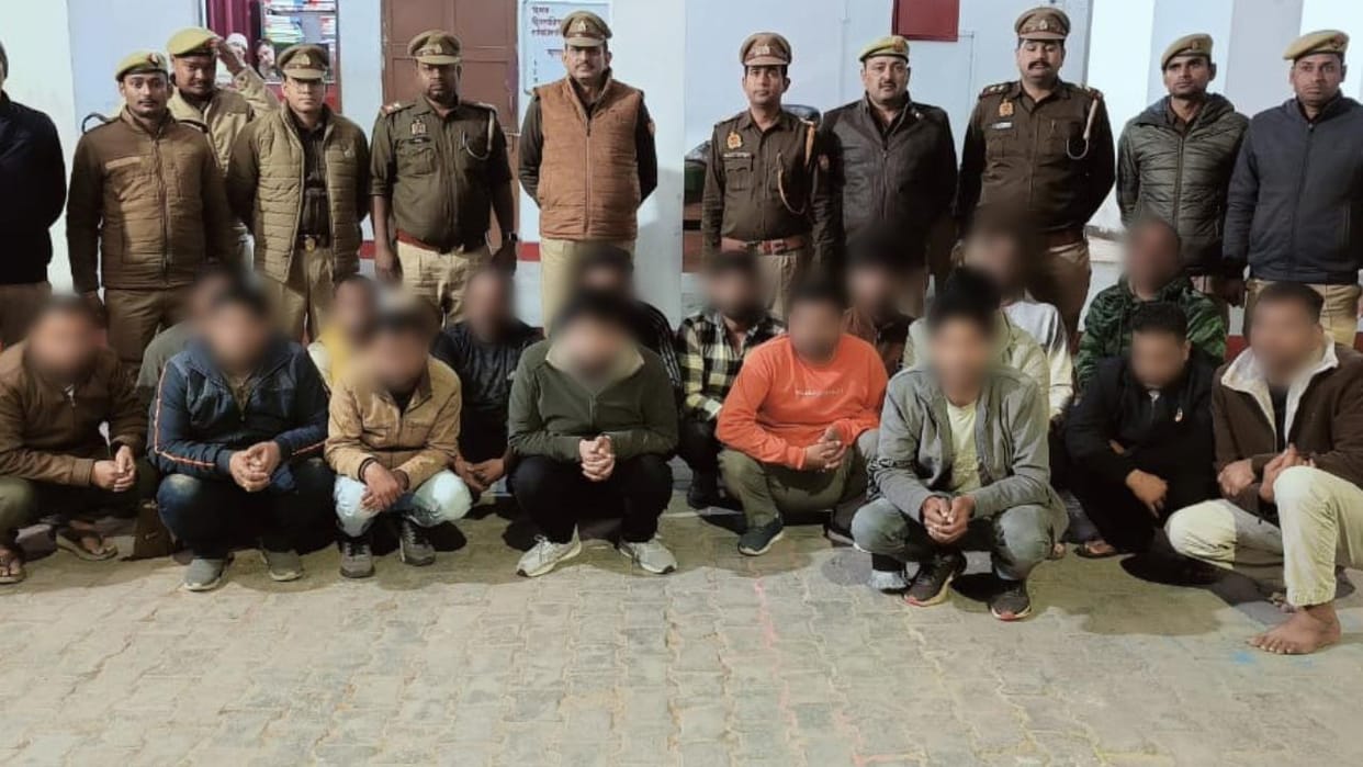 Jhansi: 17 gamblers caught gambling in Hotel Crown, owner escapes