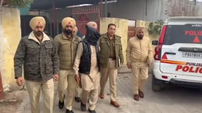 पुलिस हिरासत में आरोपी।