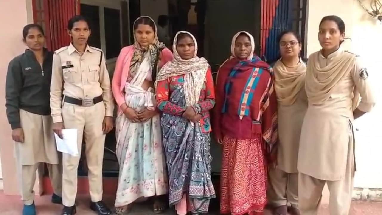 पुलिस की गिरफ्त में आरोपी महिलाएं