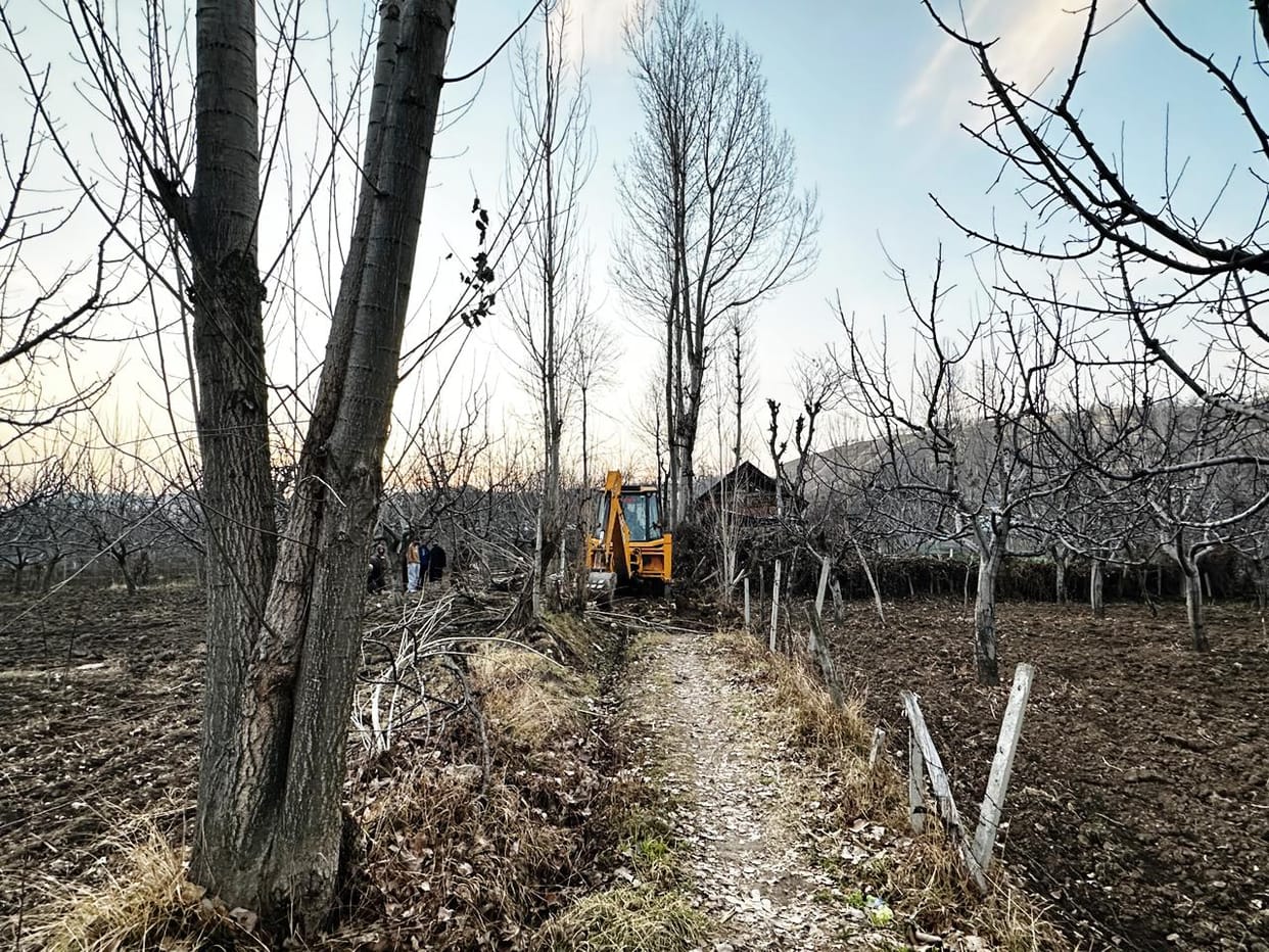 Without waiting for the budget allocation, the villagers collectively built a connecting road.