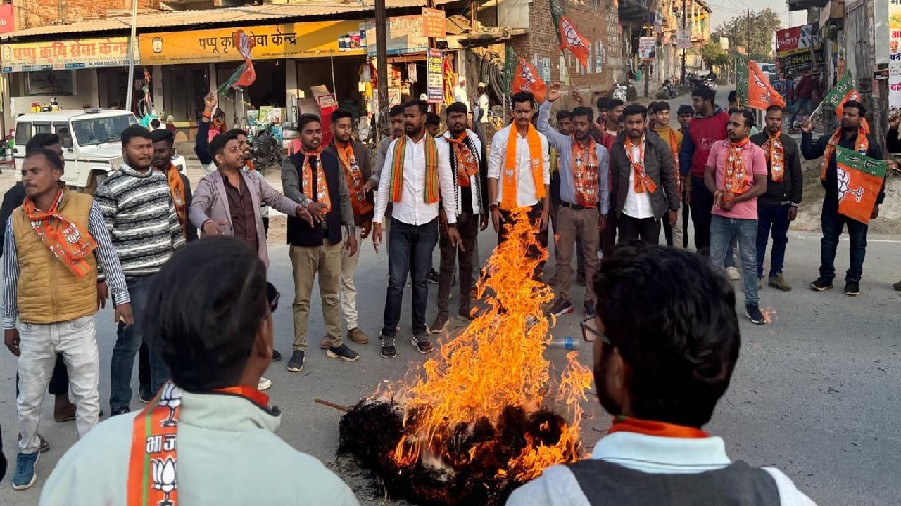 पुतला दहन कर विरोध करते भाजयुमो के कार्यकर्ता