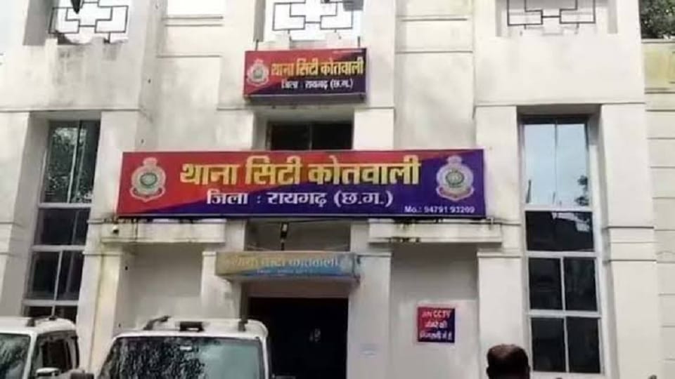 Valuables worth lakhs of rupees were stolen from the house of a high school teacher in Raigarh