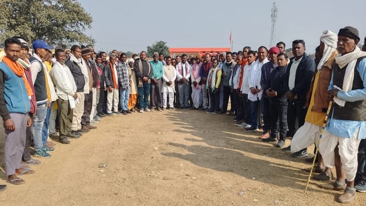 छत्तीसगढ़: रामचंद्रपुर थाना पहुंचे गुस्साए ग्रामीण, नाबालिग लड़की की गुमशुदगी को लेकर जताया आक्रोश