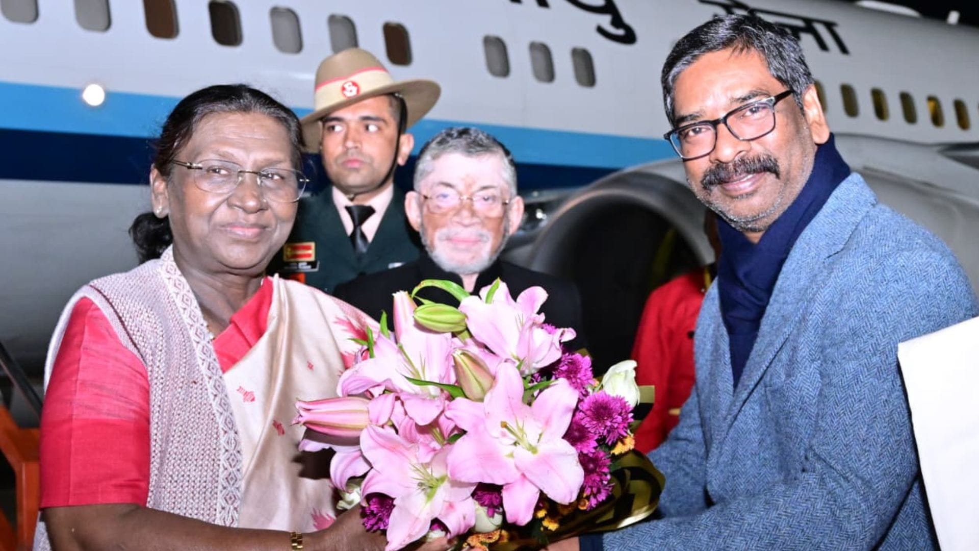 राष्ट्रपति का स्वागत करते सीएम सोरेन