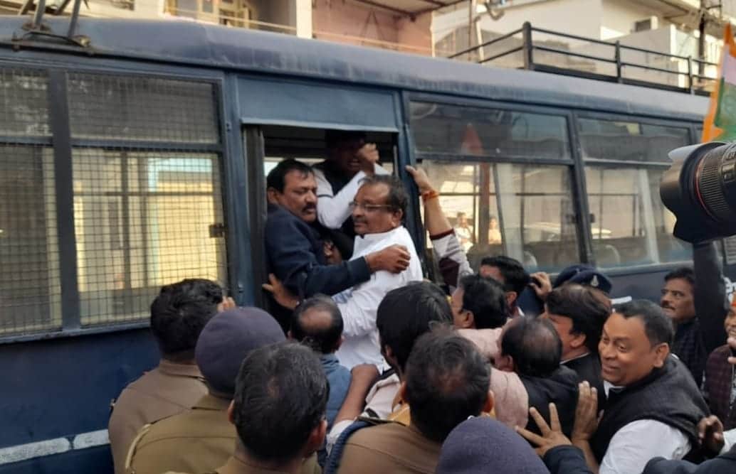 Ratlam News: CM sends Rs 810 crore to farmers' accounts, Congress workers arrested for showing black flags