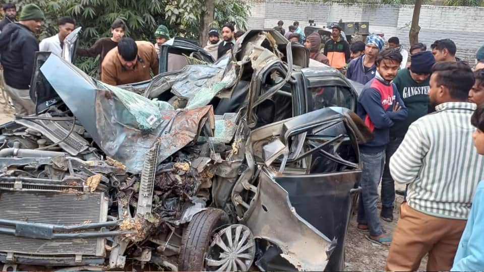 Uncontrolled car crashed into a tree four people killed including two brothers In Saharanpur