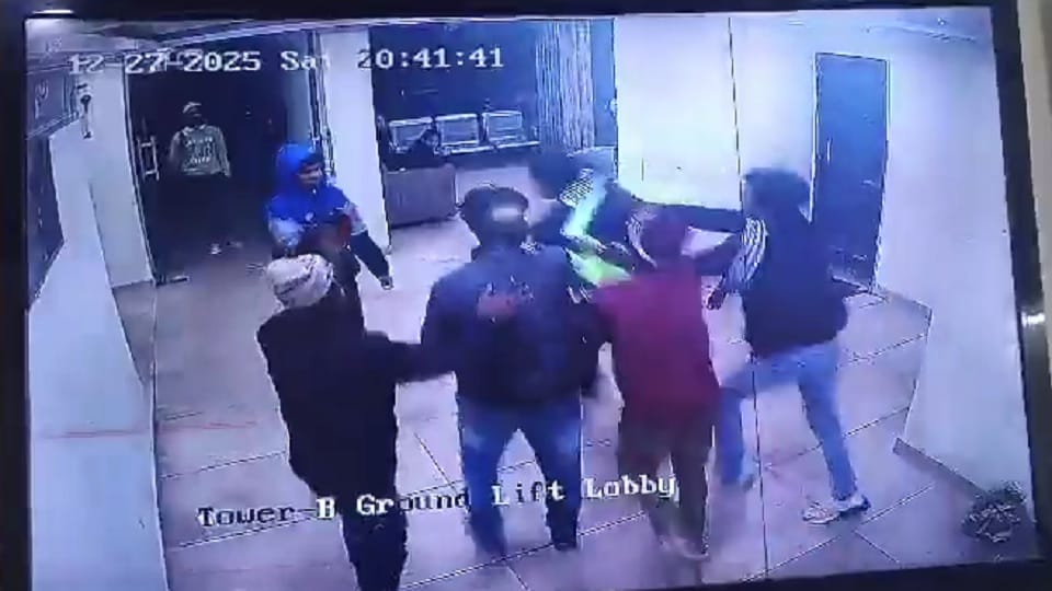 A pizza delivery boy called his friends and they assaulted the security guards