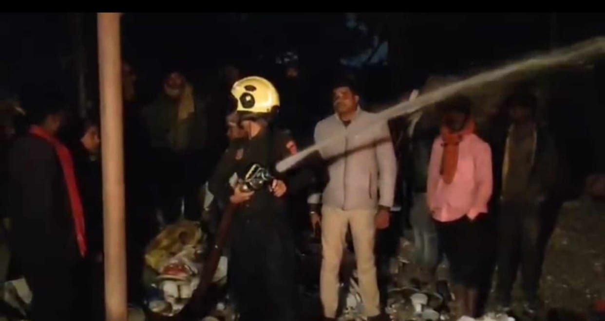 darbhanga kabadi shop fire local help fire brigade