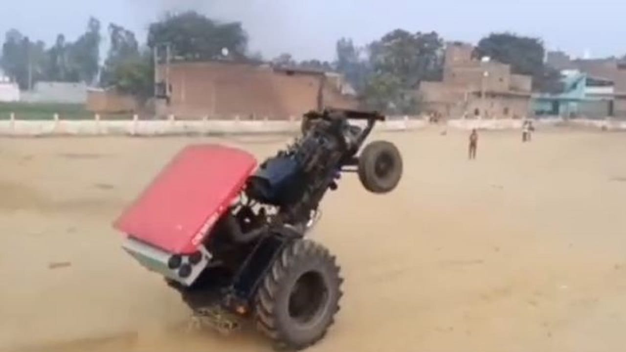 स्टंट के दौरान ट्रैक्टर पलटा