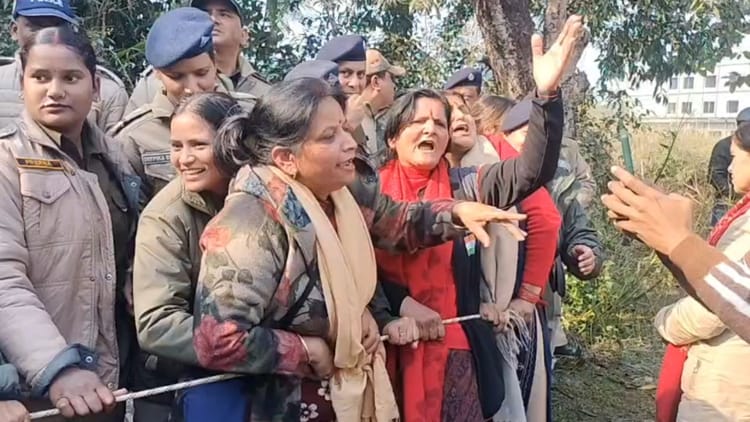 अंकिता हत्याकांड: वनंतरा रिजॉर्ट पहुंचे लोगों का प्रदर्शन, पुलिस से हुई नोकझोंक, दोषियों को फांसी की मांग