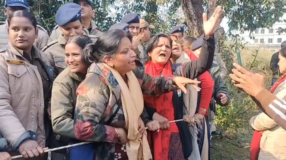 Ankita Murder Case Protesters reach Vanantara resort clash with police demand death penalty