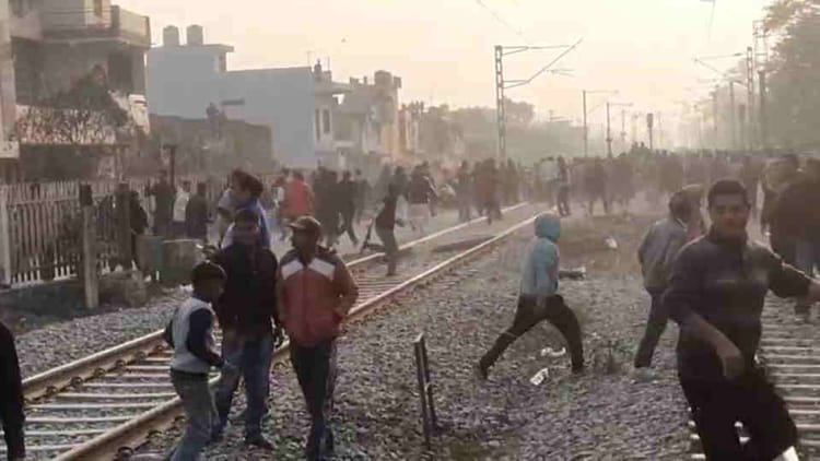 Rishikesh: वन भूमि मामले को लेकर आक्रोश,भीड़ ने पुलिस पर किया पथराव, पौने तीन घंटे रोकी श्रीगंगानगर एक्सप्रेस