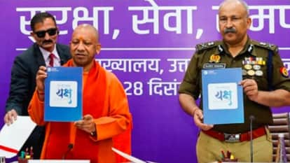 यक्ष एप लॉन्च करते सीएम योगी और डीजीपी राजीव कृष्ण।