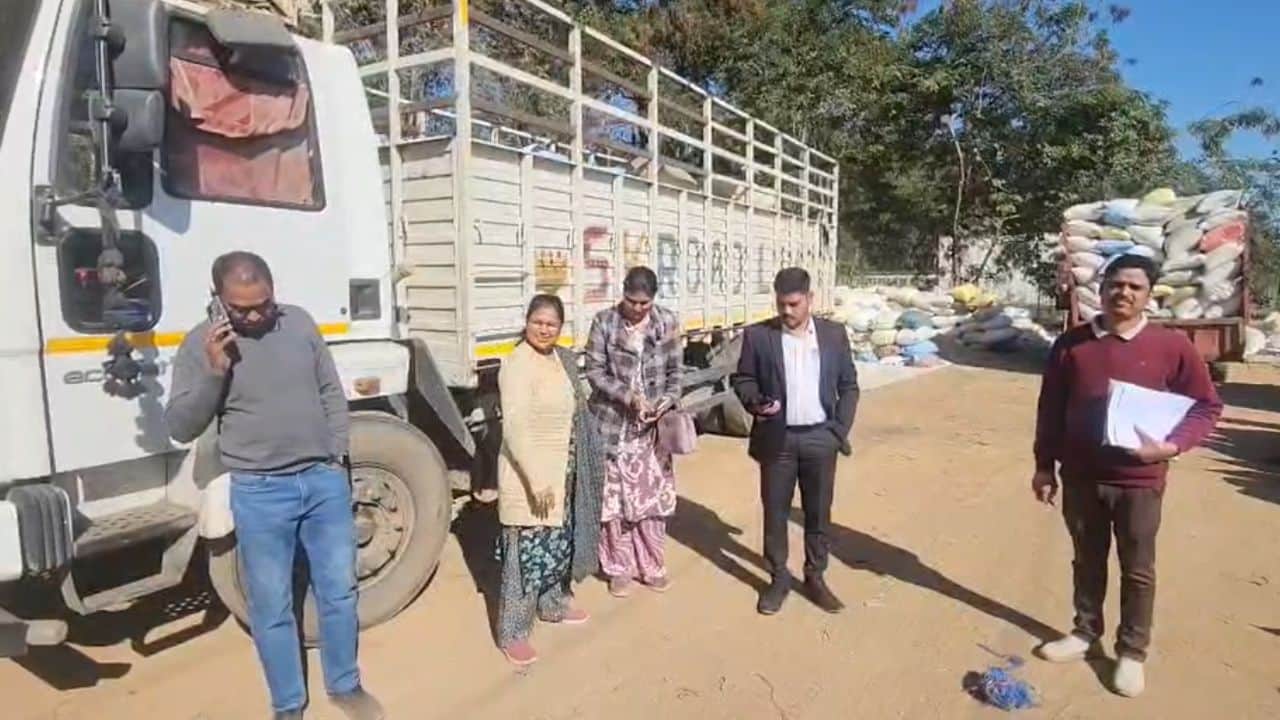 200 बोरी धान और वाहन जब्त