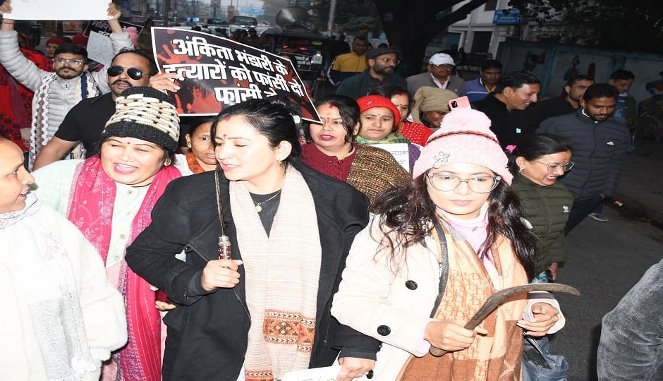 women took to the streets with sickles to protest for Ankita Bhandari in haldwani