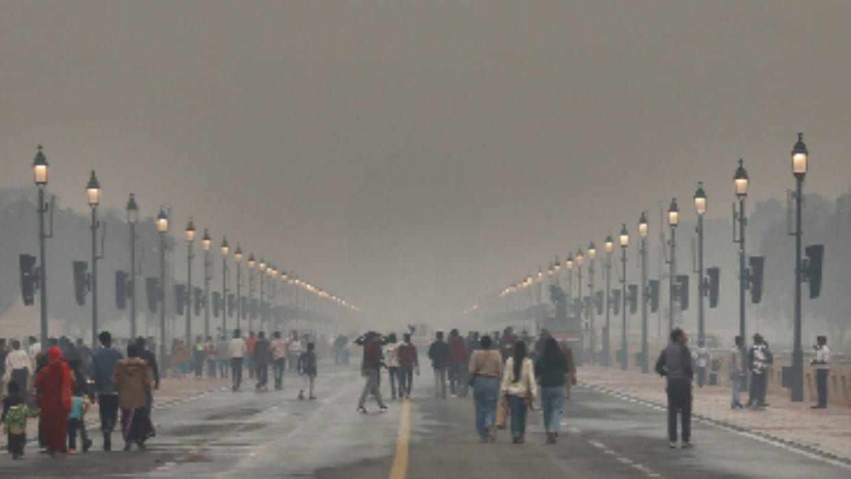 Severe Cold and Dense Fog in North India, Temperature Drops Below 5°C; Delhi-NCR Faces Cold Wave and Pollution
