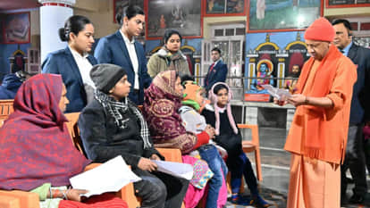 CM Yogi listened to the problems in the public meeting in Gorakhpur, gave instructions to the officials