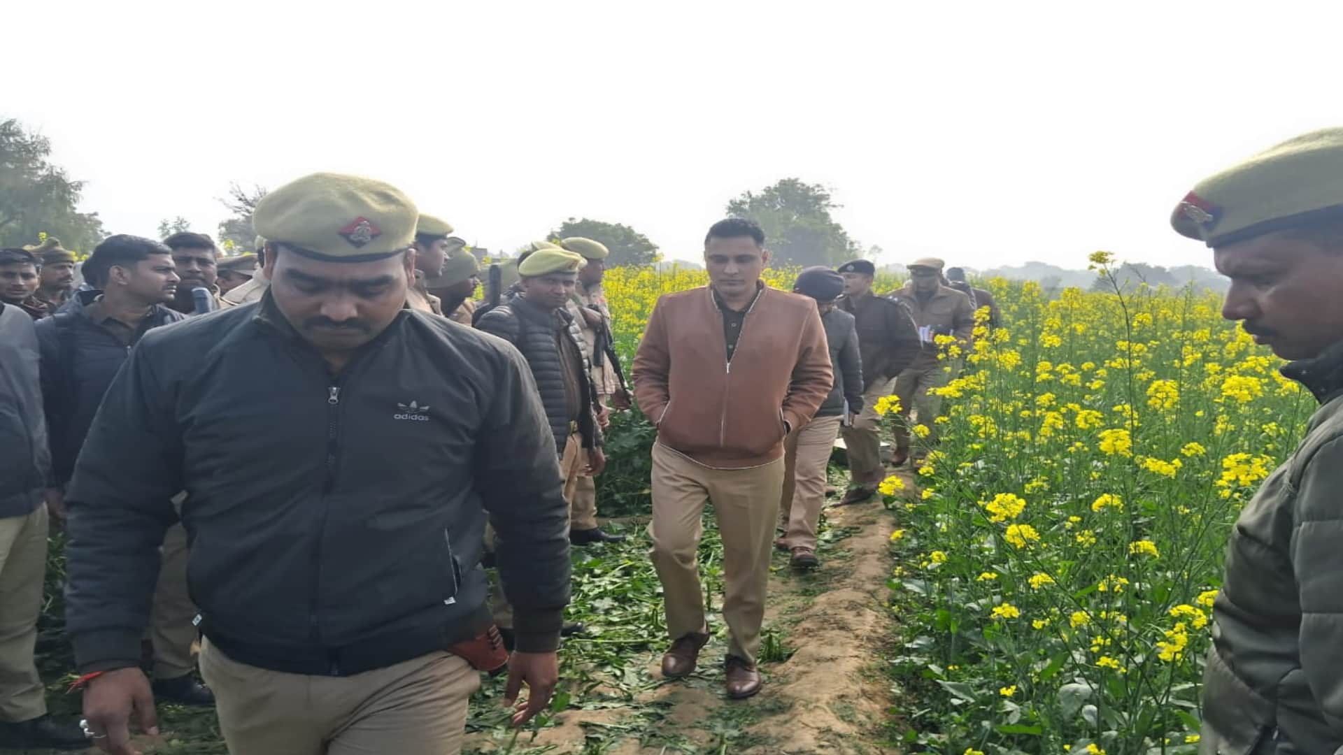 घटनास्थल की छानबीन करने पहुंचे एसपी दीपक भूकर।