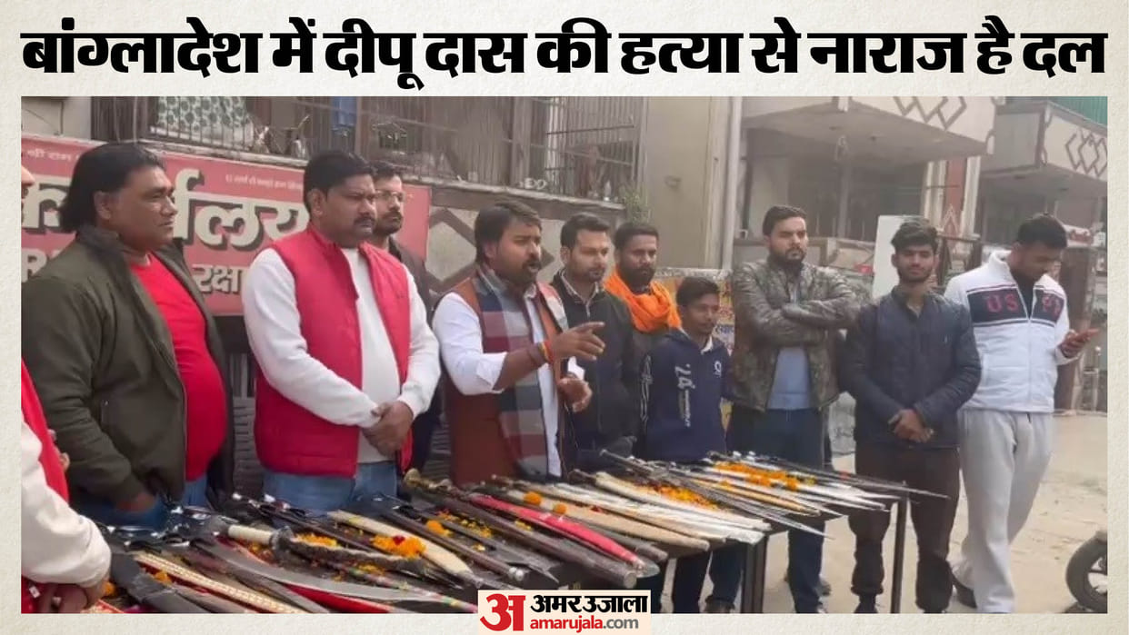 Hindu Raksha Dal distributing swords in Shalimar Garden