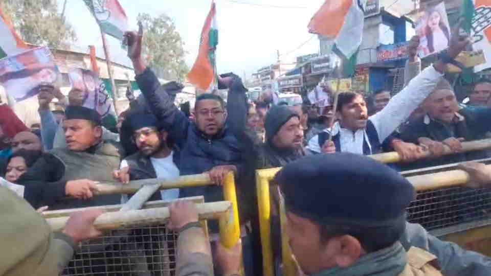 Chamoli News Congress protest in Gauchar over Ankita Murder case during police detain workers.