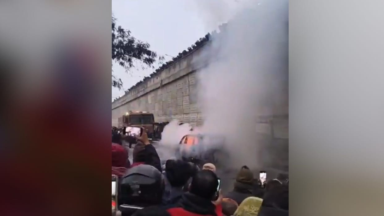 Bihar: A moving Scorpio car suddenly burst into flames in Patna the driver managed to save his life