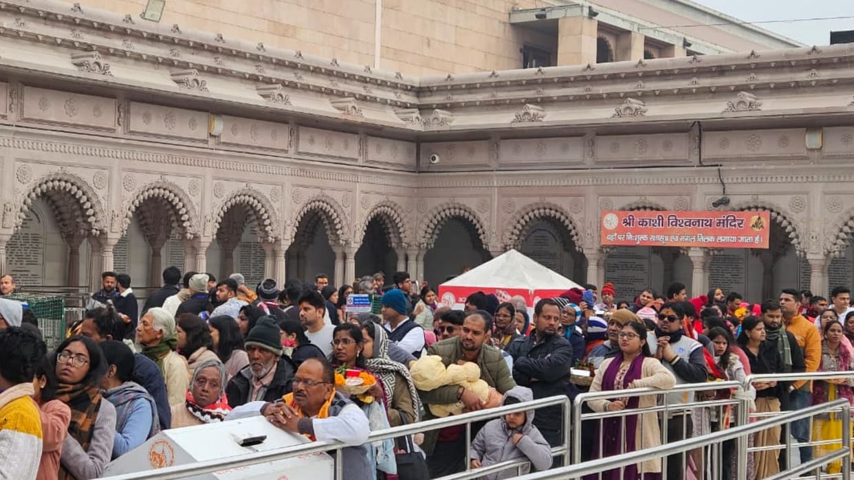 Three lakh devotees offered prayers to Kashi Vishwanath through five gates lakhs more are expected today