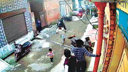 कुत्ते से बदसलूकी