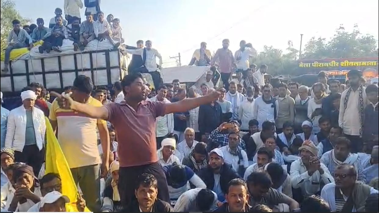 Farmers enraged by the strictness of slot booking, Khandwa-Indore-Ichhapur-Aidlabad National Highway jammed