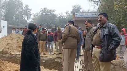 laborer died when mound of soil collapsed during construction of drain, one died