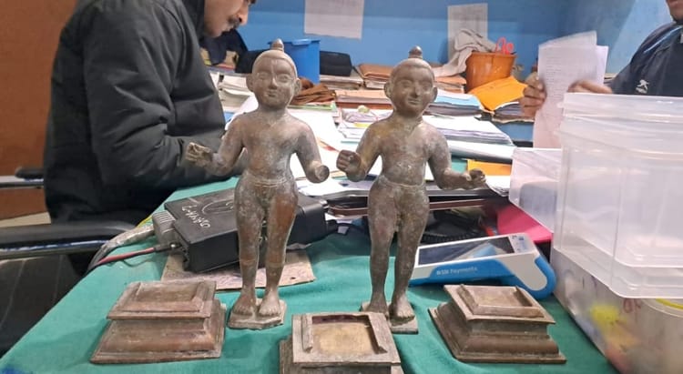 Bihar: शरीफ के घर में जमीन के अंदर अष्टधातु मूर्तियां, ऊपर बन रहा था चबूतरा; जांच के बाद खुदाई में क्या मिला?