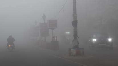 UP School Closed: ठंड और कोहरा... यूपी में 12वीं तक के सभी स्कूल बंद, जानें कब खुलेंगे; टूटा 13 साल का रिकॉर्ड UP School Closed Cold weather and fog all schools up to class 12 closed in UP 13-year record broken in Meerut