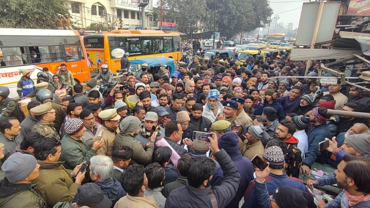 Moradabad: Tensions between railway team and shopkeepers, three shops sealed, anti-encroachment drive halted