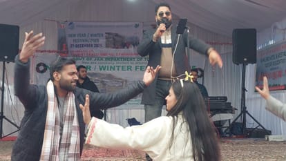 पहलगाम में एक कार्यक्रम के दौरान गीत पर झूमते हुए पर्यटक।