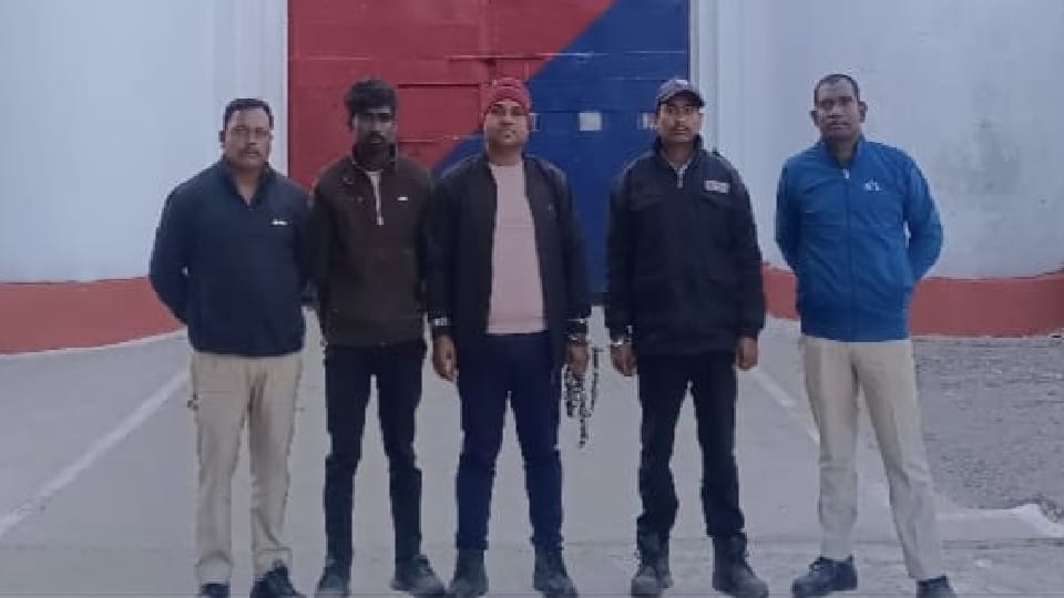 पुलिस की गिरफ्त में आरोपी