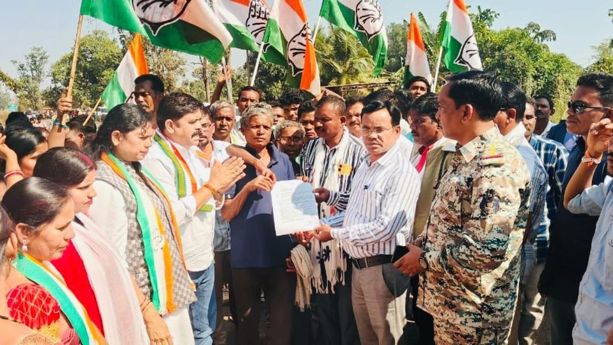Congress workers protest regarding purchase of paddy in Bijapur
