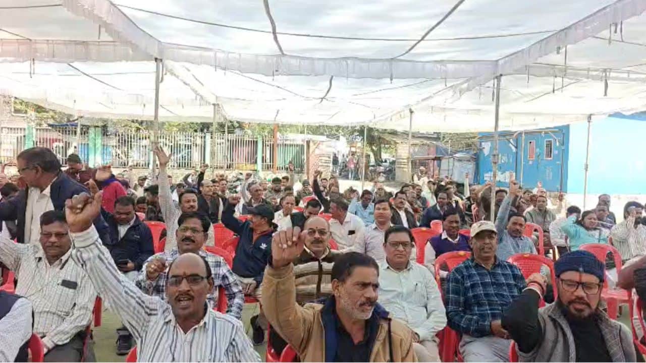 प्रदर्शन करते कर्मचारी