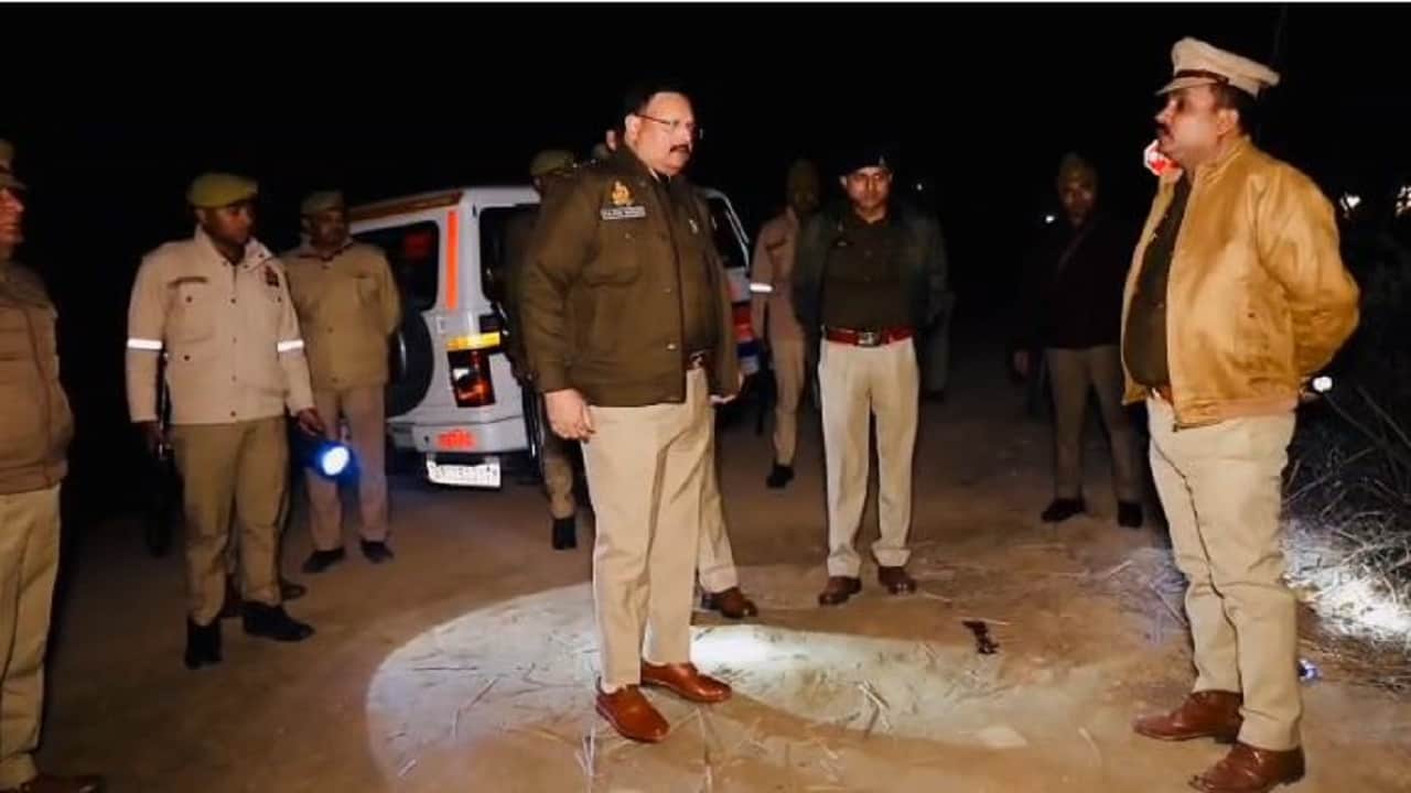 घटनास्थल पर जांच करते एसपी राजेश द्विवेदी