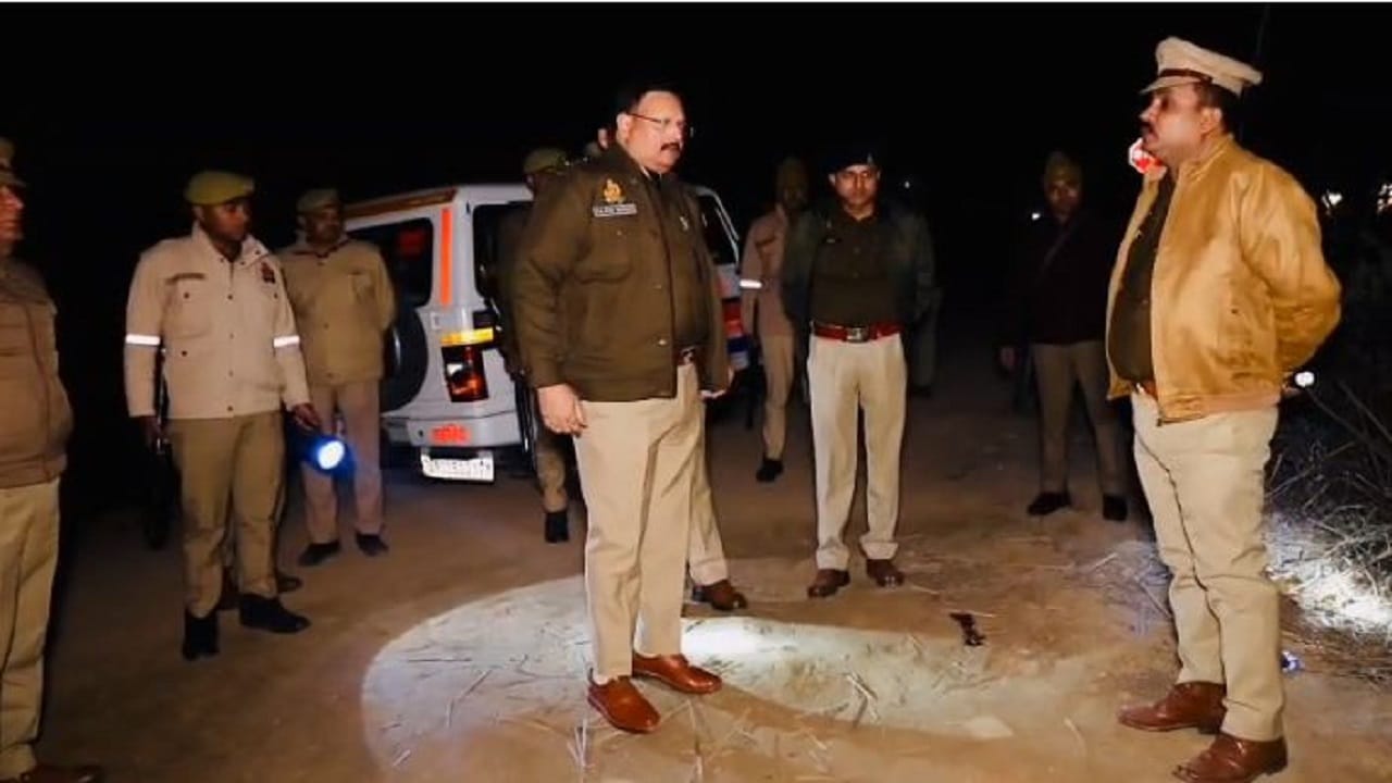 घटनास्थल पर जांच करते एसपी राजेश द्विवेदी